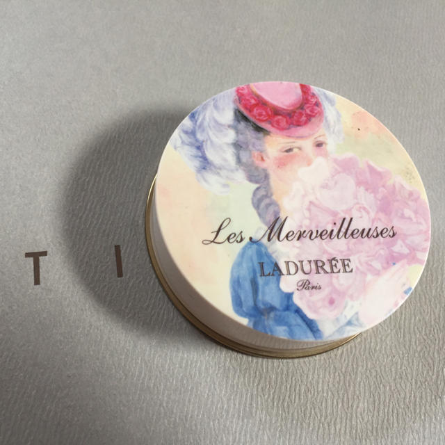 Les Merveilleuses LADUREE(レメルヴェイユーズラデュレ)の売り切り値下げ！！LADUREEプレストパウダー101 コスメ/美容のベースメイク/化粧品(フェイスパウダー)の商品写真