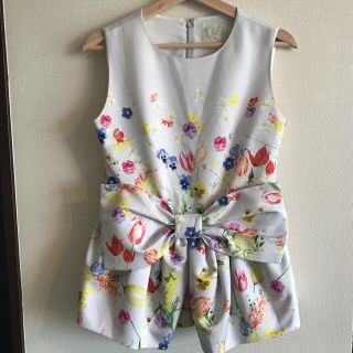 チェスティ(Chesty)のchestyフラワーヘプラムトップス(シャツ/ブラウス(半袖/袖なし))