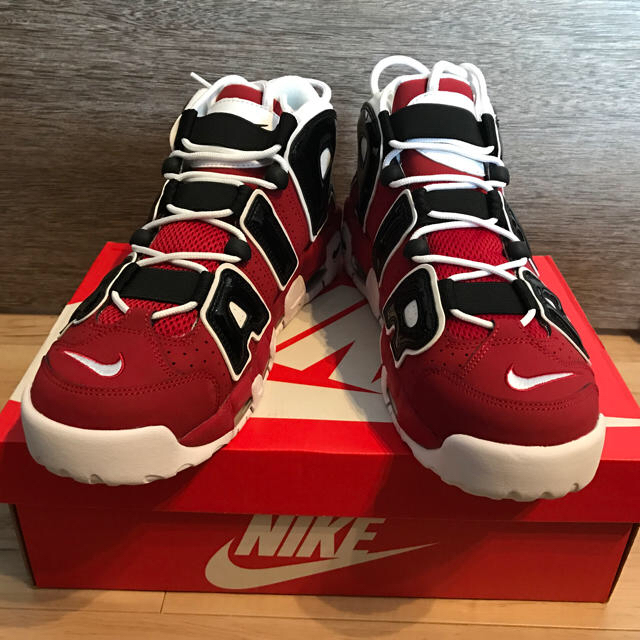 NIKE(ナイキ)の新品未使用 NIKE AIR MORE UPTEMPO ブルズ レッド モアテン メンズの靴/シューズ(スニーカー)の商品写真