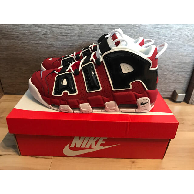 NIKE(ナイキ)の新品未使用 NIKE AIR MORE UPTEMPO ブルズ レッド モアテン メンズの靴/シューズ(スニーカー)の商品写真