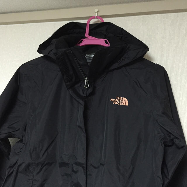 THE NORTH FACE(ザノースフェイス)の★海外限定 ノースフェイスマウンテンパーカー黒ピンクXS★ウインドブレーカー★ メンズのジャケット/アウター(マウンテンパーカー)の商品写真