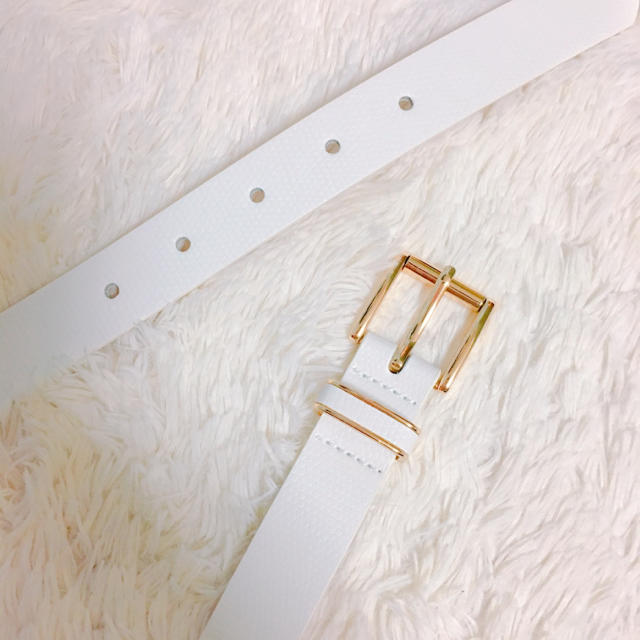 H&M(エイチアンドエム)のホワイト ❤︎ ベルト レディースのファッション小物(ベルト)の商品写真