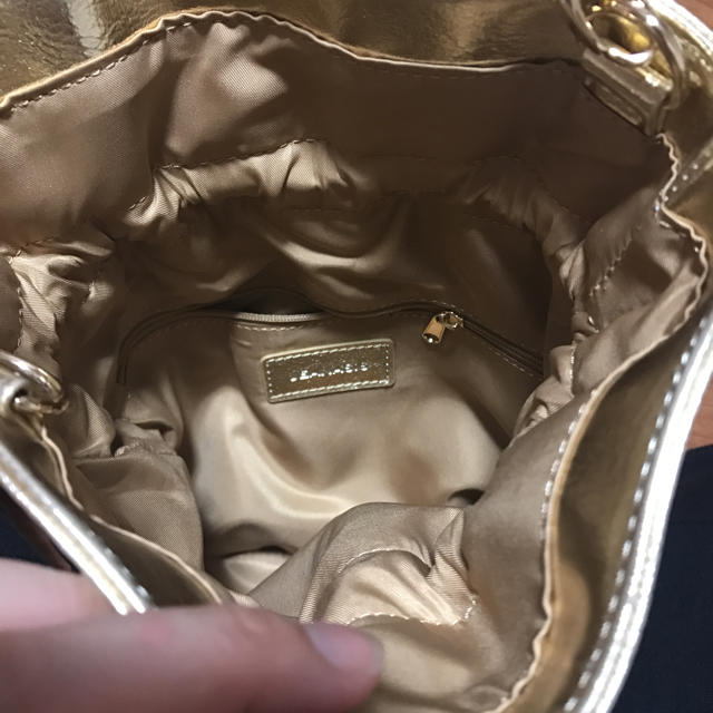JEANASIS(ジーナシス)のジーナシス ゴールドショルダーバッグ レディースのバッグ(ショルダーバッグ)の商品写真
