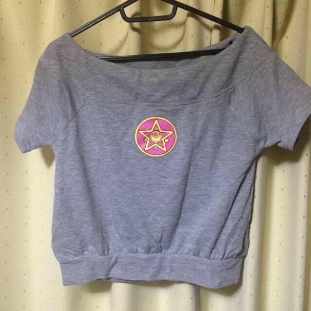 SPINNS(スピンズ)のセーラームーン✡オフショルダー レディースのトップス(Tシャツ(半袖/袖なし))の商品写真