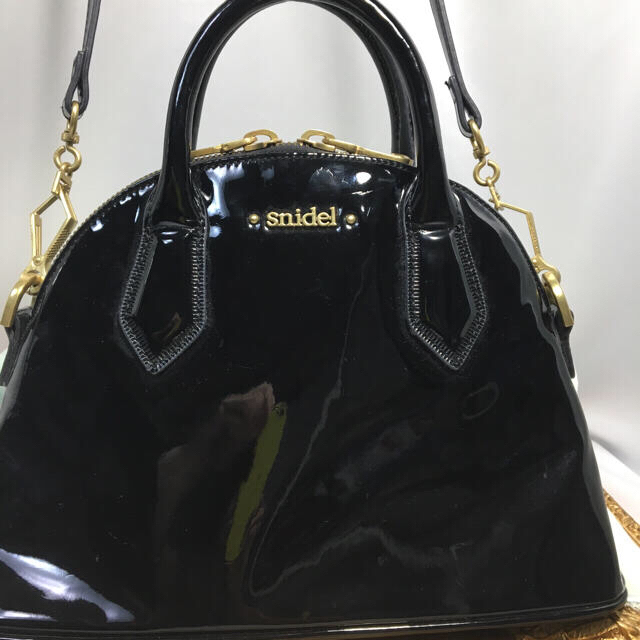 SNIDEL(スナイデル)の◼️スナイデル エナメルバック   ブラック レディースのバッグ(ハンドバッグ)の商品写真