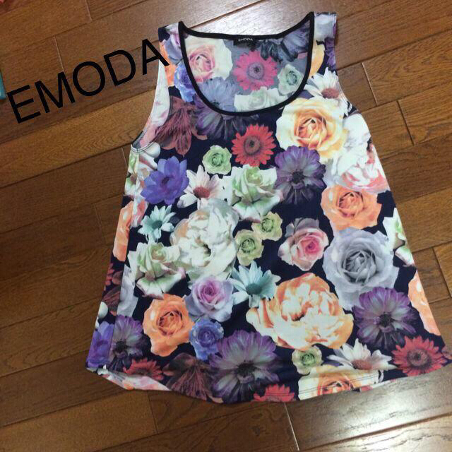 EMODA(エモダ)のEMODA花柄カットソー レディースのトップス(カットソー(半袖/袖なし))の商品写真