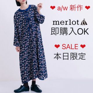 メルロー(merlot)のメルロー 花柄リボン付き長袖ガウンワンピ ネイビー(ロングワンピース/マキシワンピース)