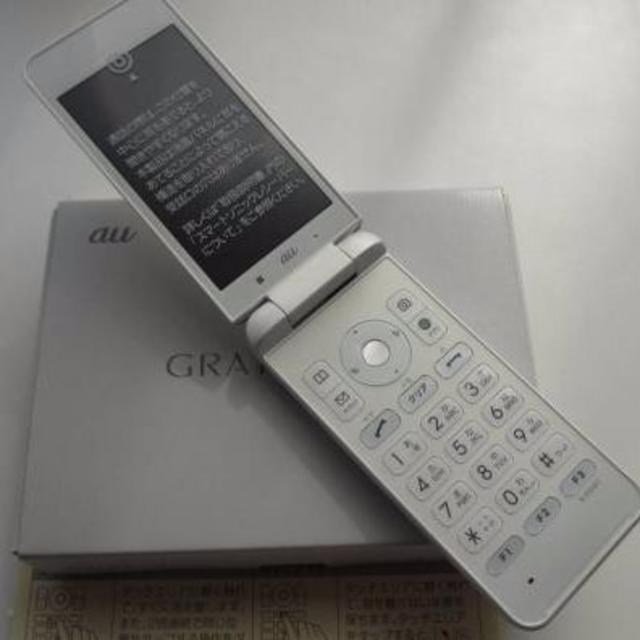 京セラ(キョウセラ)の新品 au GRATINA 4G KYF31 ホワイト SIMフリー可能 スマホ/家電/カメラのスマートフォン/携帯電話(携帯電話本体)の商品写真