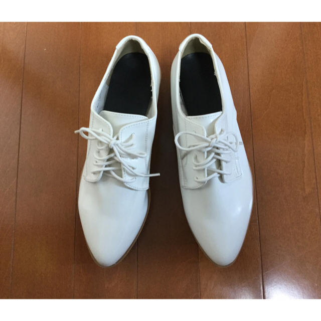 GU(ジーユー)のGUジーユー 新品未使用ホワイトベースアップシューズ おじ靴 サイズM レディースの靴/シューズ(ローファー/革靴)の商品写真
