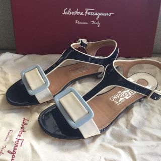 フェラガモ(Ferragamo)のアリス＠プロフ確認様専用　フェラガモ 正規品 サンダル ネイビー&アイボリー (サンダル)