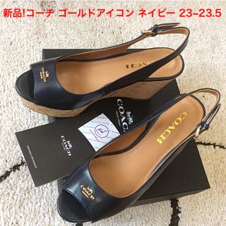 コーチ(COACH)の新品未使用! コーチ ゴールドアイコン ネイビーサンダル 6.5~23-23.5(ハイヒール/パンプス)