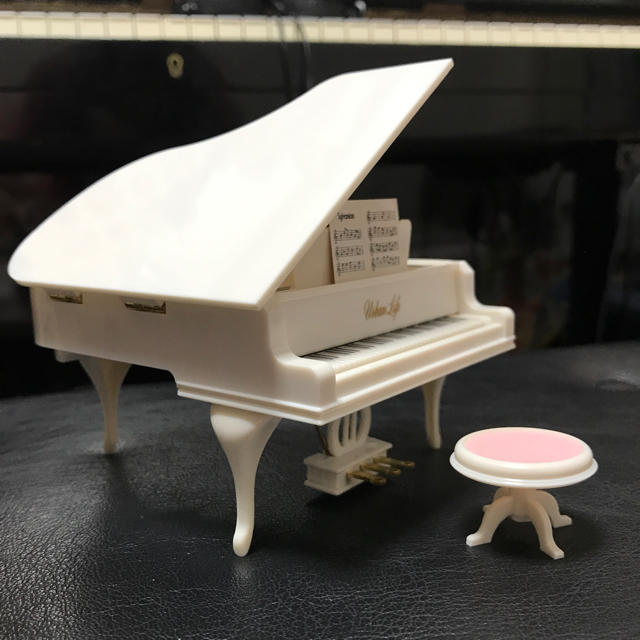 シルバニア グランドピアノ白 キッズ/ベビー/マタニティのおもちゃ(ぬいぐるみ/人形)の商品写真