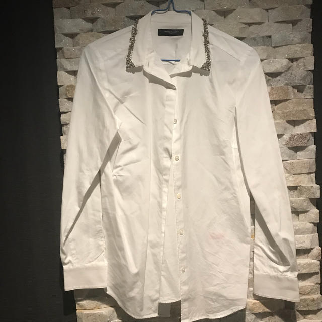 UNITED ARROWS(ユナイテッドアローズ)のユナイテッドアローズ  襟にビジュー付きシャツ38 レディースのトップス(シャツ/ブラウス(長袖/七分))の商品写真