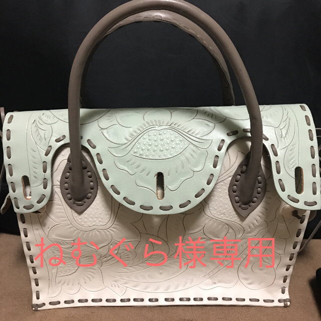 GRACE CONTINENTAL(グレースコンチネンタル)のお値下げ！美品☆カービングトライブス☆マエストラMサイズ限定カラー レディースのバッグ(ハンドバッグ)の商品写真