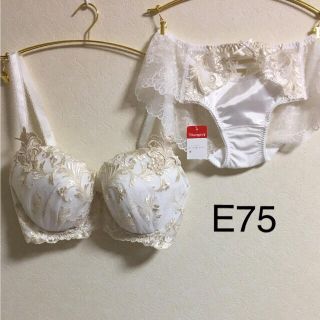 トリンプ(Triumph)の新品E75トリンプ高級ライン  セサ 百貨店お取り扱い(ブラ&ショーツセット)