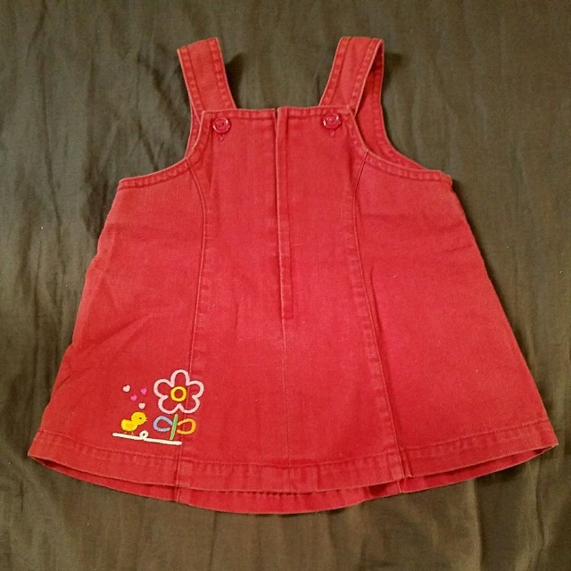 mikihouse(ミキハウス)のミキハウス80 赤のジャンパースカート うさこ 落書きデザイン ワンピース キッズ/ベビー/マタニティのベビー服(~85cm)(ワンピース)の商品写真