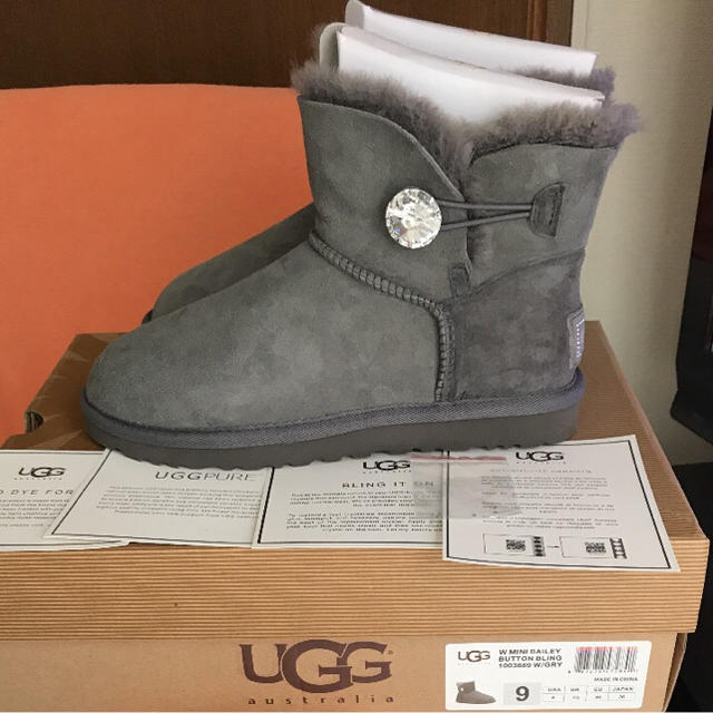 UGG(アグ)のゆり様専用     UGG  ブーツ  スワロフスキー  グレー  26㎝ レディースの靴/シューズ(ブーツ)の商品写真