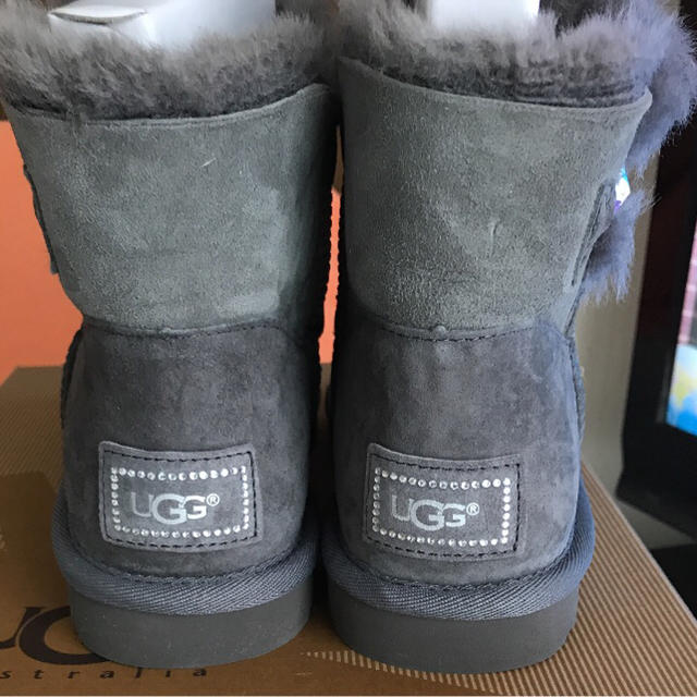 UGG(アグ)のゆり様専用     UGG  ブーツ  スワロフスキー  グレー  26㎝ レディースの靴/シューズ(ブーツ)の商品写真