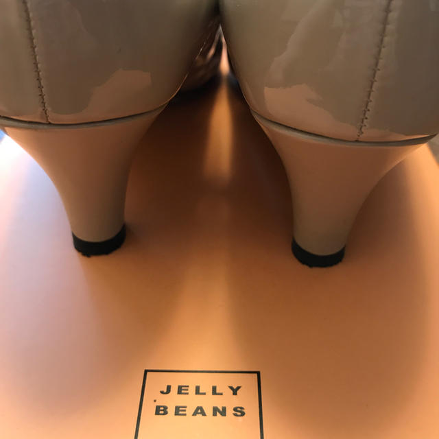 JELLY BEANS(ジェリービーンズ)の美品 JELLY BEANSジェリービーンズ  ラウンドベージュエナメルパンプス レディースの靴/シューズ(ハイヒール/パンプス)の商品写真