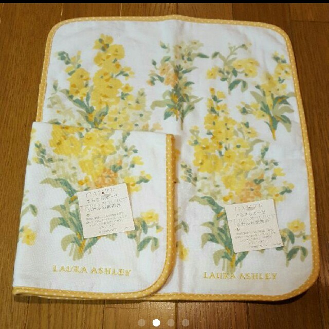 LAURA ASHLEY(ローラアシュレイ)の新品 ローラ・アシュレイ ガーゼ タオル ハンカチ 花柄 黄色 グリーン 2枚 レディースのファッション小物(ハンカチ)の商品写真