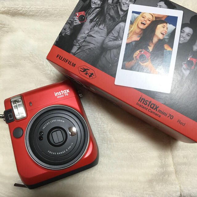 富士フイルム(フジフイルム)の新色 red チェキ 70  スマホ/家電/カメラのカメラ(フィルムカメラ)の商品写真