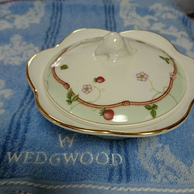 WEDGWOOD(ウェッジウッド)のWEDGWOODワイルドストロベリーキャンディポット インテリア/住まい/日用品のインテリア小物(小物入れ)の商品写真