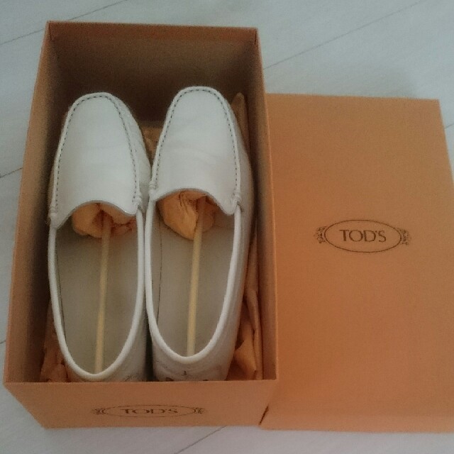 TOD'S(トッズ)のせつ様専用 トッズ 白エナメル の靴 レディースの靴/シューズ(ローファー/革靴)の商品写真