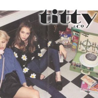 ティティアンドコー(titty&co)の美品♡titty&co フラワーニット(ニット/セーター)