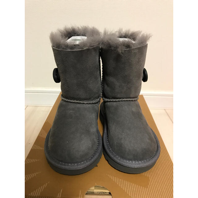 UGG(アグ)のUGG トドラーBAILEY BUTTON キッズsizeUS6 キッズ/ベビー/マタニティのベビー靴/シューズ(~14cm)(ブーツ)の商品写真