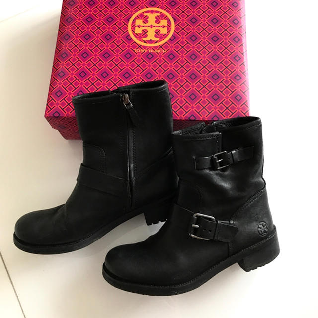 Tory Burch(トリーバーチ)のトリーバーチ エンジニアブーツ黒本物38 ショートブーツ24.5 レディースの靴/シューズ(ブーツ)の商品写真