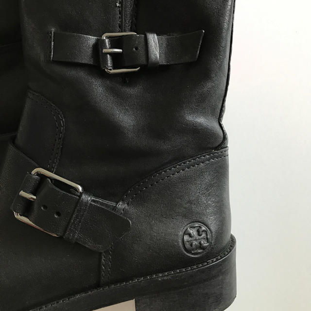 Tory Burch(トリーバーチ)のトリーバーチ エンジニアブーツ黒本物38 ショートブーツ24.5 レディースの靴/シューズ(ブーツ)の商品写真