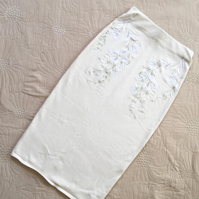 SNIDEL(スナイデル)のsnidel 新品 エンブロイダリータイトニットスカート レディースのスカート(ひざ丈スカート)の商品写真