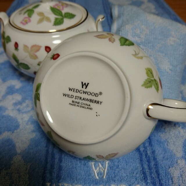 WEDGWOOD(ウェッジウッド)のWEDGWOODワイルドストロベリー シュガー&ミルクポット インテリア/住まい/日用品のキッチン/食器(テーブル用品)の商品写真