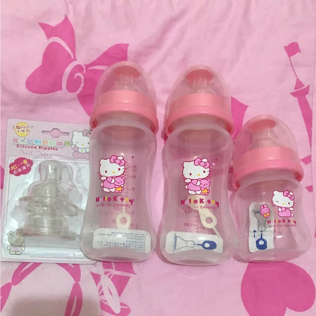 専用⚠️発送日注意⚠️ハローキティ 広口プラスチック哺乳瓶3本&ニップル2個