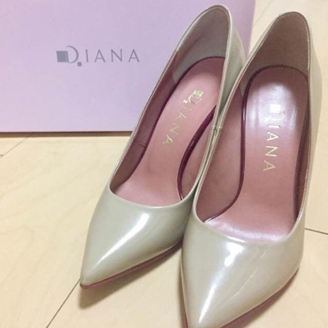 DIANA(ダイアナ)の極美品 DIANA ベージュ エナメルパンプス 21.5 赤アウトソール レディースの靴/シューズ(ハイヒール/パンプス)の商品写真