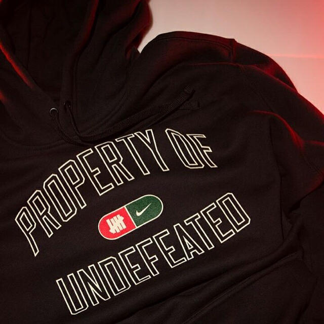 UNDEFEATED(アンディフィーテッド)の定価以下 size M UNDEFEATED NIKE コラボパーカー メンズのトップス(パーカー)の商品写真