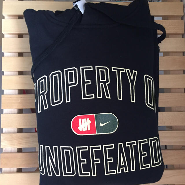 UNDEFEATED(アンディフィーテッド)の定価以下 size M UNDEFEATED NIKE コラボパーカー メンズのトップス(パーカー)の商品写真