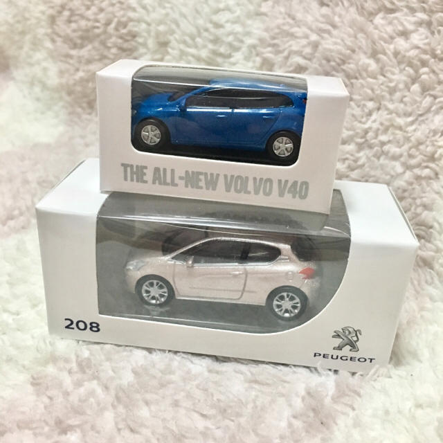 Volvo(ボルボ)のコレクションカー VOLVO V40 & PEUGEOT 208 ミニカー エンタメ/ホビーのおもちゃ/ぬいぐるみ(ミニカー)の商品写真