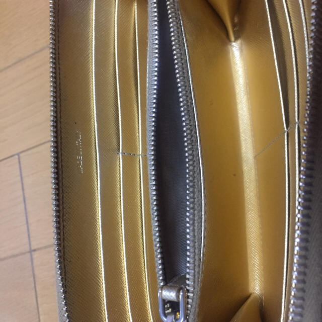 PRADA(プラダ)の♡プラダ ラウンドジップ 長財布 ゴールドサフィアーノ  牛皮♡ レディースのファッション小物(財布)の商品写真