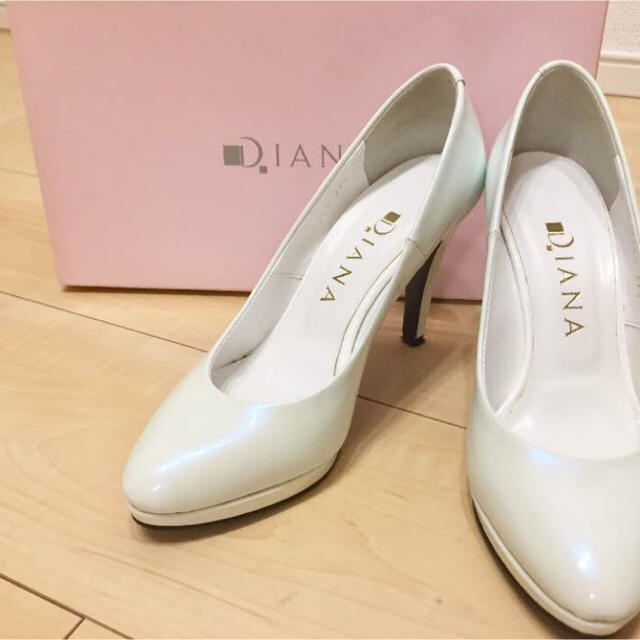 DIANA(ダイアナ)の美品 DIANA エナメルパンプス 21.5 白 ホワイト レディースの靴/シューズ(ハイヒール/パンプス)の商品写真