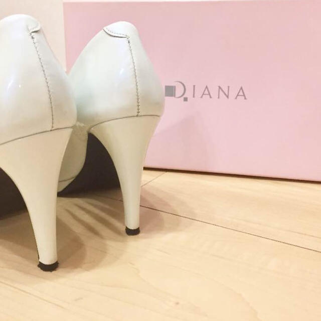 DIANA(ダイアナ)の美品 DIANA エナメルパンプス 21.5 白 ホワイト レディースの靴/シューズ(ハイヒール/パンプス)の商品写真