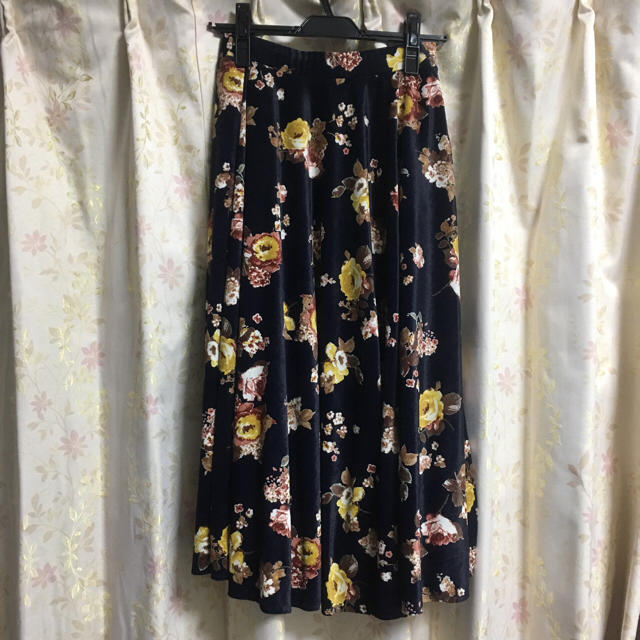 Andemiu(アンデミュウ)のお取引中です  Andemiu 未使用 ベロア花柄プリントスカート  レディースのスカート(ロングスカート)の商品写真