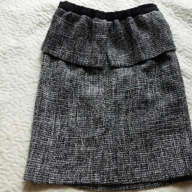 31 Sons de mode(トランテアンソンドゥモード)の♡ トランテアン　ソン　ドゥモード　リボン付きツイードスカート レディースのスカート(ひざ丈スカート)の商品写真