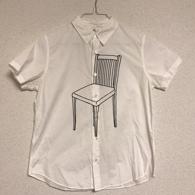 I am I(アイアムアイ)の値下げしました☆i am i椅子プリントシャツ レディースのトップス(シャツ/ブラウス(半袖/袖なし))の商品写真