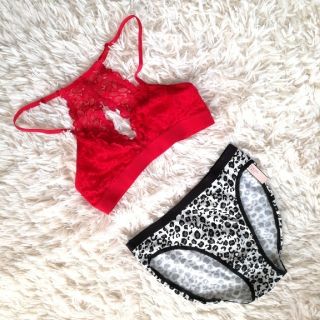 ヴィクトリアズシークレット(Victoria's Secret)の新品　aeri ブラレット & Victoria's Secret ショーツ(ブラ&ショーツセット)