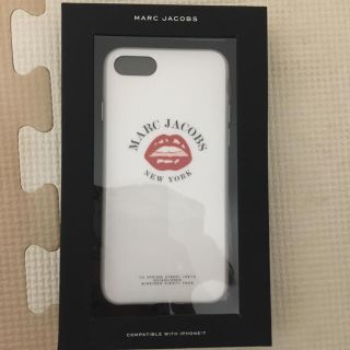 マークジェイコブス(MARC JACOBS)の《新品》マークジェイコブス iPhone7 ホワイト(iPhoneケース)