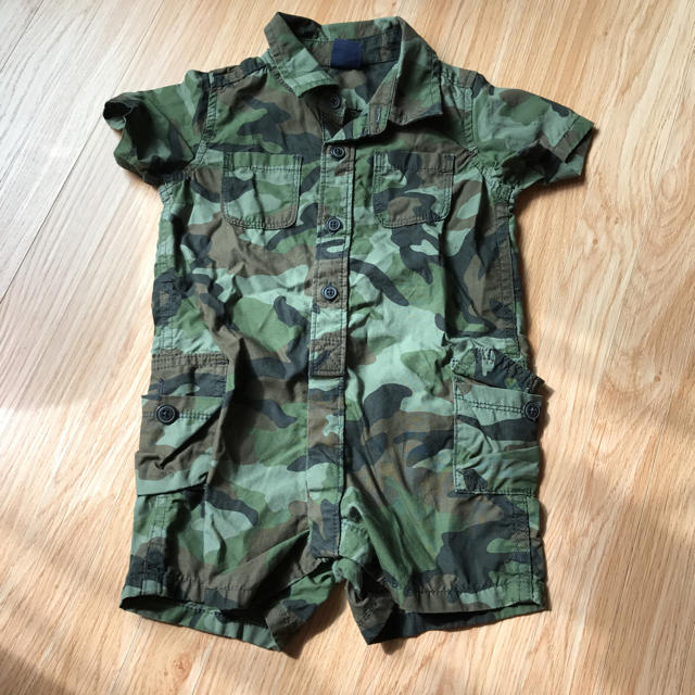 babyGAP(ベビーギャップ)のbabyGAPカモフラつなぎ キッズ/ベビー/マタニティのベビー服(~85cm)(カバーオール)の商品写真