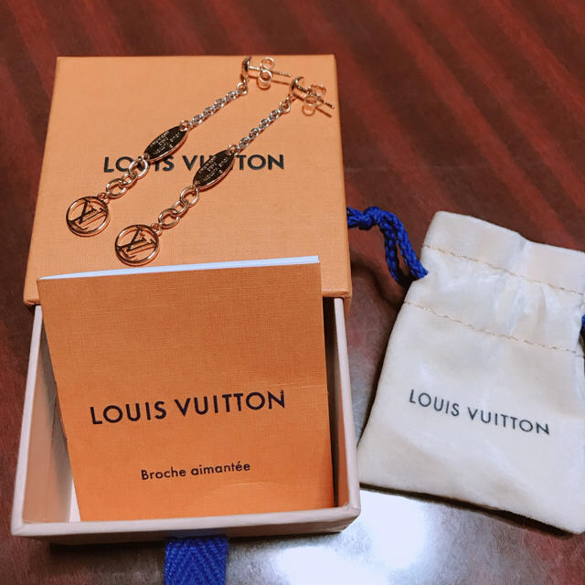 LOUIS VUITTON(ルイヴィトン)のLOUIS  VUITTON  ルイヴィトン ピアス ロゴマニア レディースのアクセサリー(ピアス)の商品写真