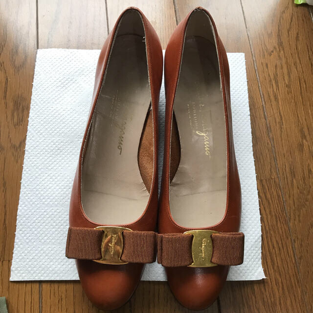Salvatore Ferragamo(サルヴァトーレフェラガモ)のミヤシタ様専用 サルヴァトーレフェラガモ 靴 パンプス レディースの靴/シューズ(ハイヒール/パンプス)の商品写真
