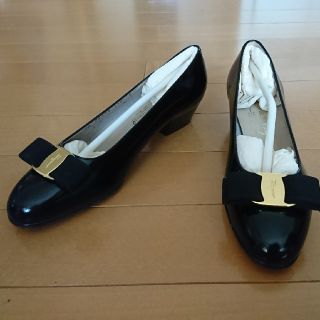 サルヴァトーレフェラガモ(Salvatore Ferragamo)の新品★フェラガモ★ヴァラ★エナメル★22.5cm★裏張り有❗(ハイヒール/パンプス)